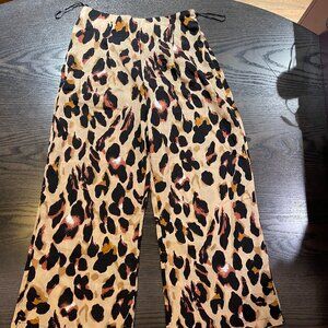 Womens Pretty Little Thing leopard print bottoms size 8 pre owned